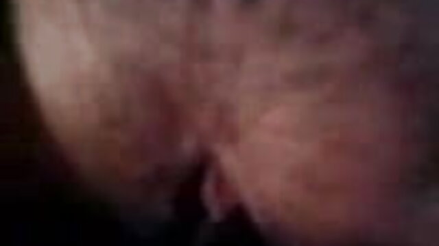 Brunette کے چوسنے کی عادت سیاہ بولٹ جبکہ اس فیلم های سکسی روسیه آدمی