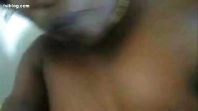 خوبصورتی ، سنہرے بالوں والی ، لیتا ہے خود کے سکس از کون روسی لئے ایک dildo کے ، squirt
