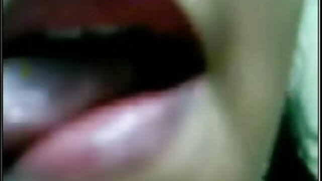 فحش ساتھ brunette کے ریڈ روسی سکسی سوفی پر