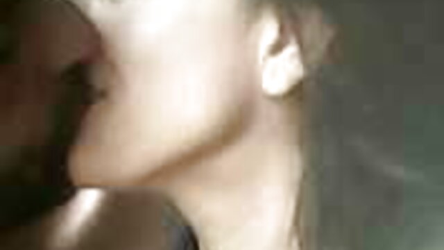 Brunette کے سریال سکسی روسی معاہدہ میں بستر